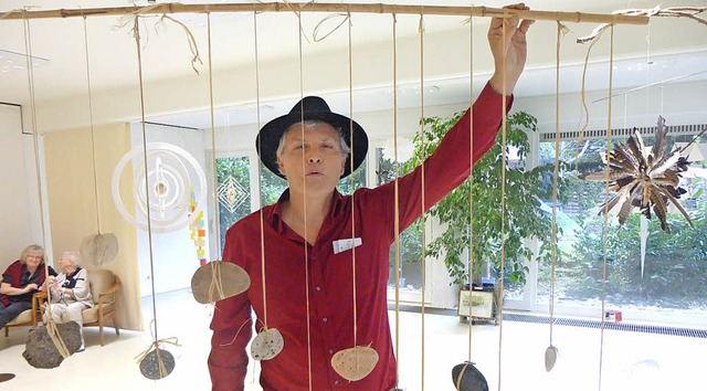 Alain Scorb mit einem Mobile, das er zur Kunstform erhob.   | Foto: Anne Freyer