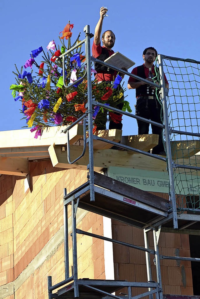 Die beiden Zimmerer Marco Marfing (lin...nd Gerhard Schtzle beim Richtspruch.   | Foto: Liane Schilling