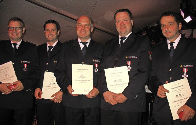 25 Jahre bei der Feuerwehr, dafr erhi..., er erhlt die Ehrung nachgereicht.    | Foto: Gabi Beha