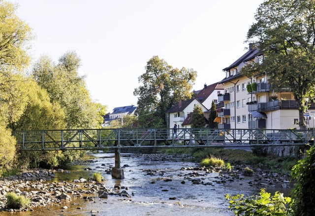 Der Jnglingssteg ber die Elz ist in die Jahre gekommen.   | Foto: Zahn