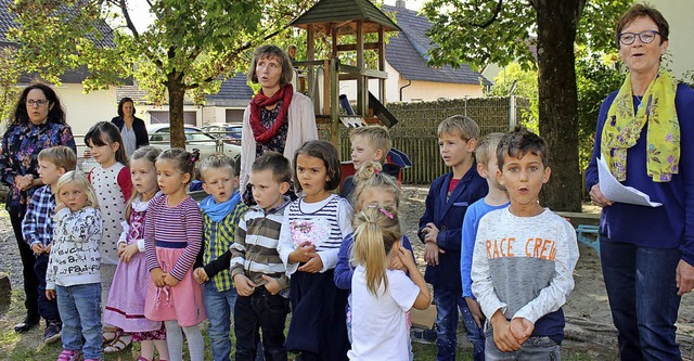 Die Kinder erffneten die Jubilumsfei...terin  Margrit Knig (rechts) freute.   | Foto: Gessner