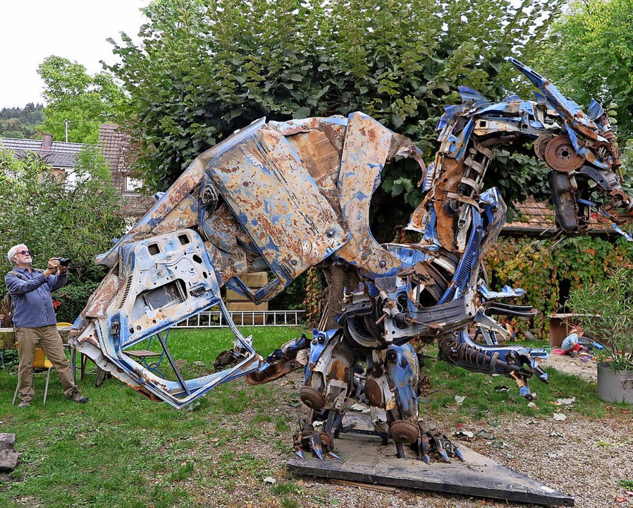 Eine sperrige Metallskulptur von Christian Zengerle  | Foto: Beatrice Ehrlich