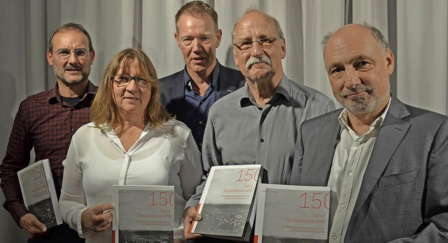 SPD-Ortsvereinsvorsitzender Michael Pi...r Markus Moehring mit dem neuen Buch.   | Foto: B. Wieschenkmper