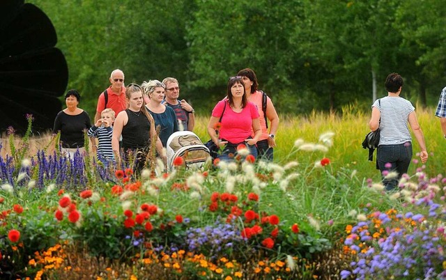 Mit Kind und Kegel zogen die Besucher ...g bers Gelnde der Landesgartenschau.  | Foto: WOLFGANG KUENSTLE               