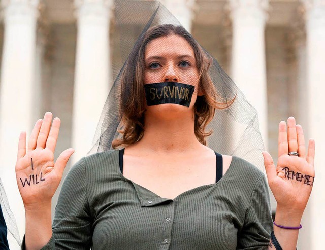 Eine Frau protestiert in Washington ge...umstrittenen Juristen Brett Kavanaugh.  | Foto: AFP