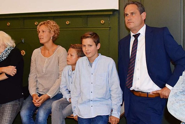 berraschungskandidat Dirk Harscher war mit seiner Familie ins Rathaus gekommen.  | Foto: Stefan Ammann