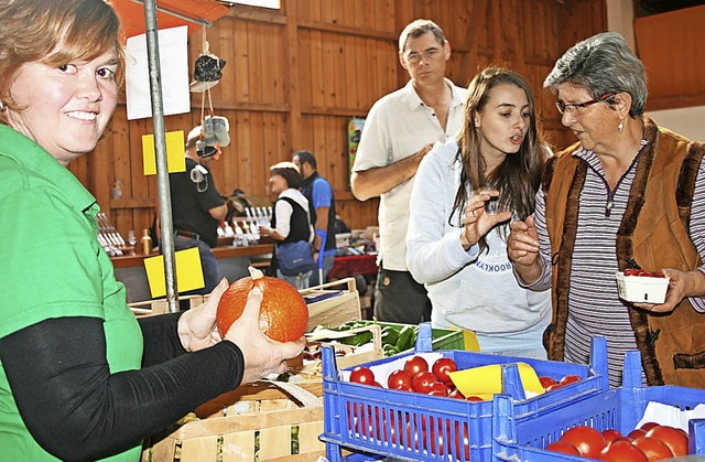 Frisches von Feld und Acker erfreute s...en Zuspruchs beim Hasler Bauernmarkt.   | Foto: Ralph Lacher