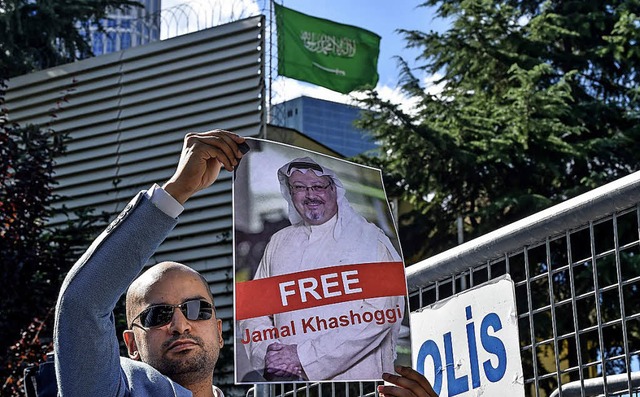 Bei einer Demonstration vor dem saudis...rschwundenen Journalisten in die Hhe.  | Foto: AFP