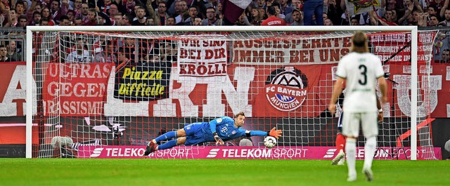 Bayern-Torwart Manuel Neuer kann Pleas...eidiger Michael Lang beobachtet dies.   | Foto: dpa