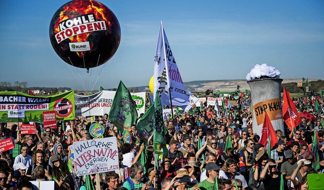Zehntausende gegen die Kohle &#8211; f... Protest am Hambacher Forst am Samstag  | Foto: dpa