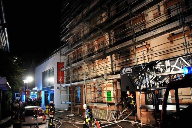 Feuerwehr löscht brennendes Geschäftshaus in der Offenburger Innenstadt
