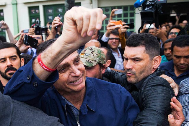 Jair Bolsonaro geht in Brasilien als Favorit in die Stichwahl.  | Foto: AFP