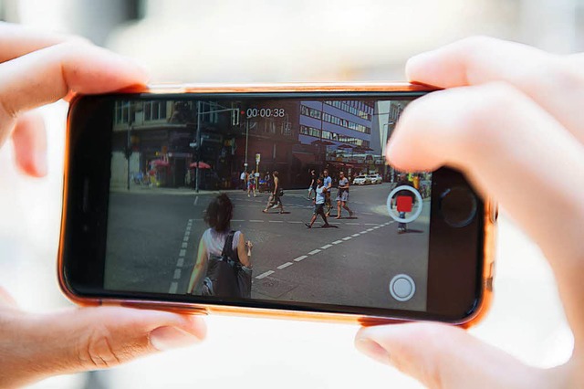 Filmchen lassen sich heute auch mit dem Smartphone drehen.   | Foto: dpa