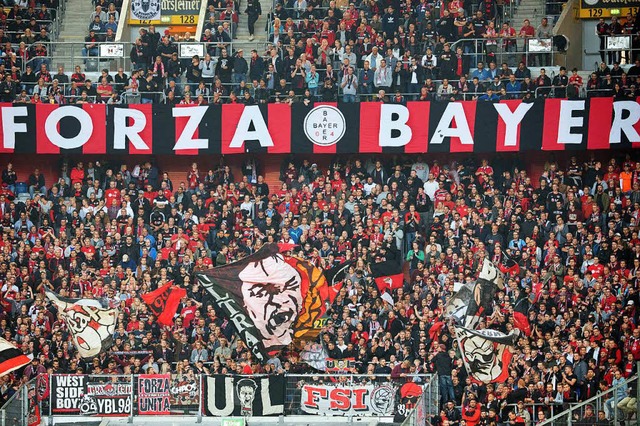 Ein Leverkusener Fan zeigte vor dem Sp...und erhielt Stadionverbot. Symbolbild.  | Foto: dpa