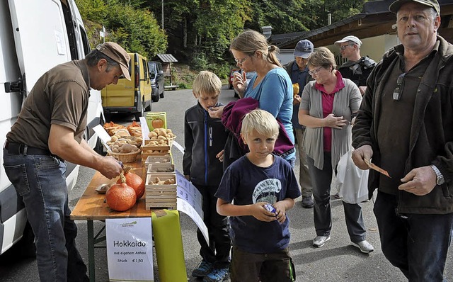 Beim Kartoffelmarkt am Naturena-Badese...-Bauer Manfred Blatter aus Eberfingen.  | Foto:  Ursula Ortlieb