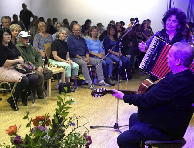 Anita Morasch (Akkordeon und Gesang) s...len Musikkneipe&#8220; in Weingarten.   | Foto: Thomas Kunz