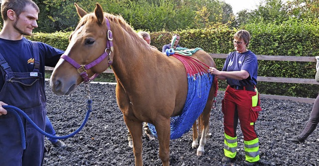 Anita vom Grotierrettungsdienst Schweiz legt Sam das Rettungsnetz an.   | Foto: Dorothee Philipp