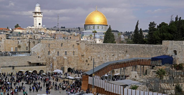 Die Klagemauer und der Felsendom in der Altstadt von Jerusalem   | Foto: Philipp Laage/dpa-tmn