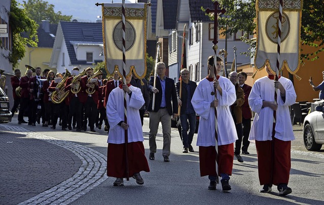 Die Prozession zu Ehren des Schutzheil...t. Leodegar zog durch Oberschopfheim.   | Foto: Barbara Rderer