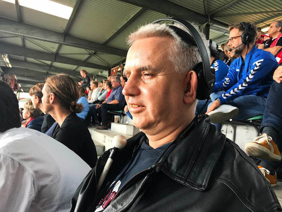 Gerhard Stoll mit Kopfhrern und Blind...niel Westermann im Hintergrund rechts.  | Foto: Tamara Keller