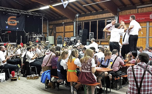 Der Musikverein spielte auf zur Zimmermannspolka.    | Foto: Ulrike Owald