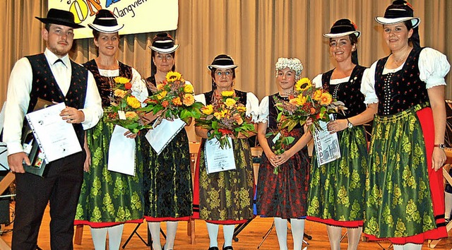 Die geehrten Mitglieder der Glottertler Akkordeon-Trachtengruppe  | Foto: Christian Ringwald