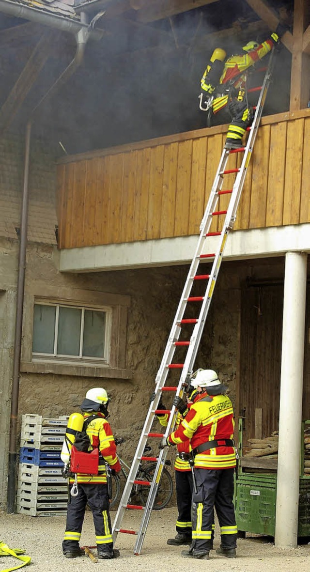 Wehrkrfte aus Stegen ben, Menschen aus einem brennenden Gebude zu retten.   | Foto: Feuerwehr