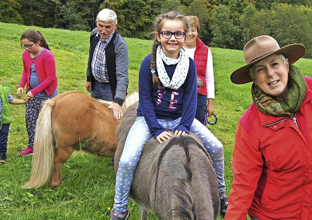 Mit Jo Anne Steinle (r.) und ihren Tie...l ging&#8217;s auf Familienwanderung.   | Foto: Fotos: Roland Gutjahr