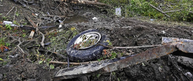 Wrackteile der Stretch-Limousine  ber...die Unfallstelle in einem Waldstck.    | Foto: dpa/AFP