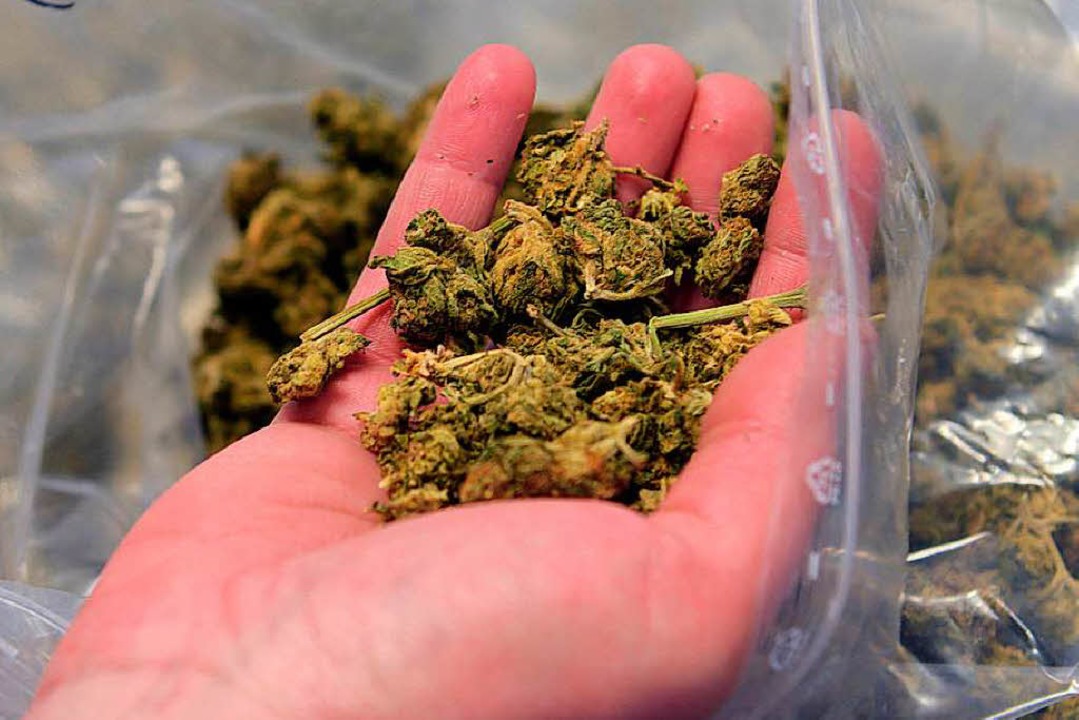In der Wohnung wurden rund 330 Gramm Marihuana gefunden (Symbolbild).  | Foto: dpa