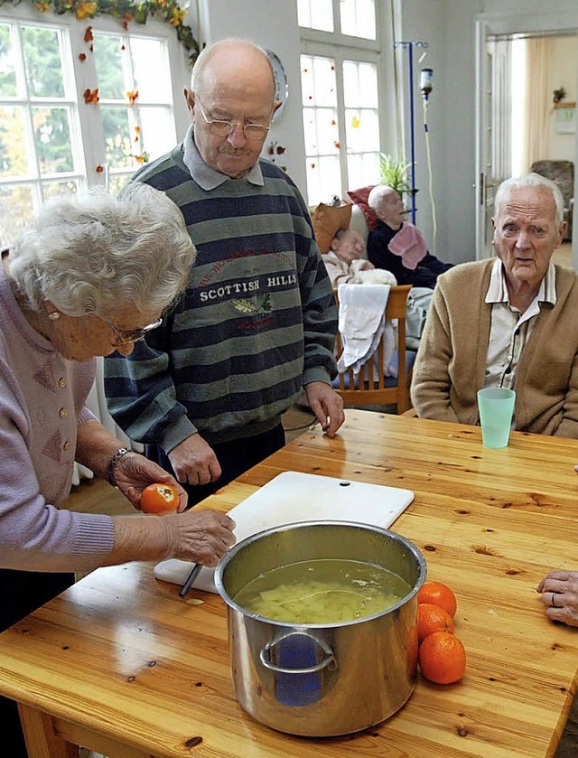 Das gemeinsame Kochen ist ein wichtige... in einer betreuten Wohngemeinschaft.   | Foto: Bernd Thissen (dpa)