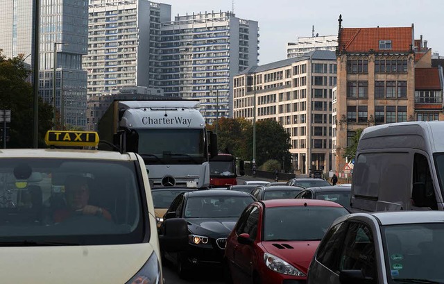 Elf besonders belastete Straenabschnitte in Berlin werden fr Diesel gesperrt.  | Foto: dpa