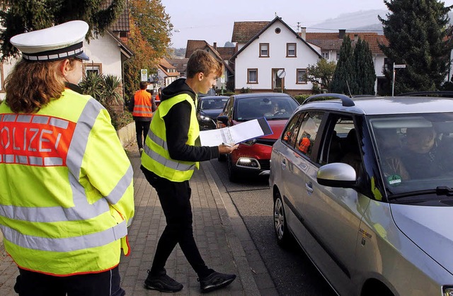 Schler befragen Autofahrer in Heilige...rden sie von der Polizei untersttzt.   | Foto: Heidi Fssel