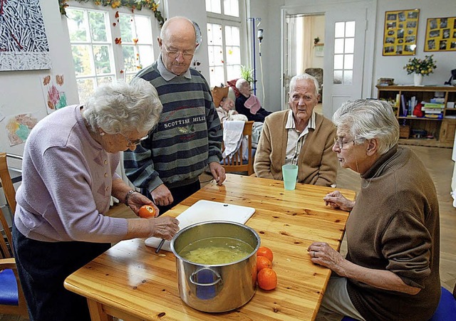 Das gemeinsame Kochen ist ein wichtige... in einer betreuten Wohngemeinschaft.   | Foto: Bernd Thissen (dpa)