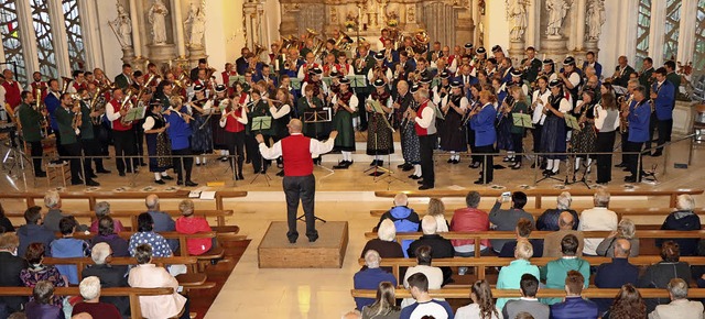 120 Musikerinnen und Musiker von vier ...Gott wir loben dich&#8220; erklingen.   | Foto: Dieter Maurer