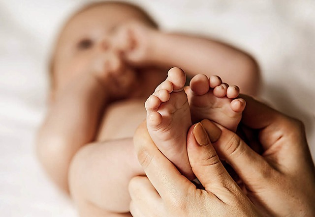 Ein Kurs in Babymassage  wird in diese... Volkshochschule Ettenheim angeboten.   | Foto: fotolia.com/Kotin Dmitrii