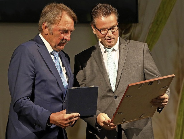 Landwirtschaftsminister Peter Hauk (re...ngagement die Gerhard-Weiser-Medaille.  | Foto: MLR