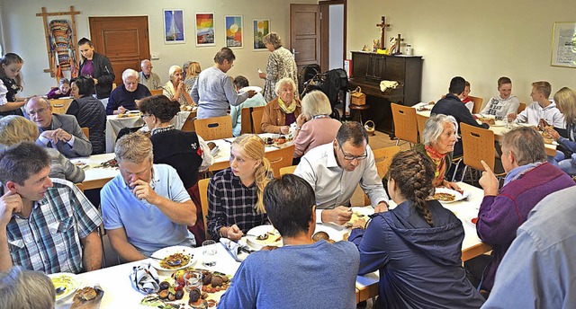 Der Andrang zum Suppensonntag der evan...h dem Erntedankgottesdienst war gro.   | Foto: Privat (2)