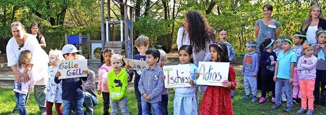 Viele Sprachen sprechen die rund 70 Ki...ich auch beim Kindergartenfest zeigte.  | Foto: Horst David
