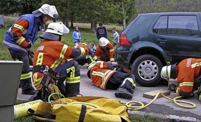 Bei der Probe mussten die Einsatzkrft...inem Auto eingeklemmte Person retten.   | Foto: U. Spiegelhalter