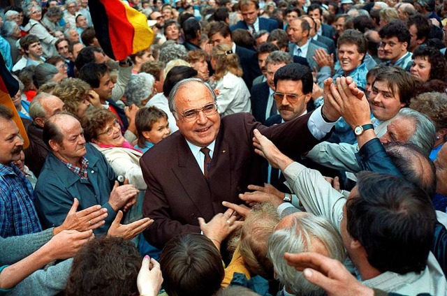Bundeskanzler Helmut Kohl versprach de...die Wiedervereinigung eine Demtigung.  | Foto: Holger Hollemann
