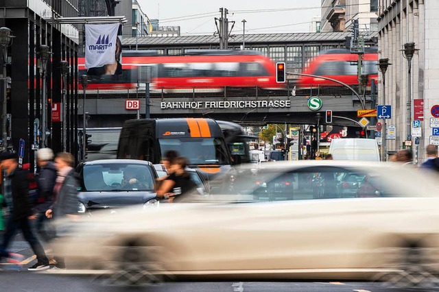 Berlin: Autos fahren im dichten Verkehr auf der Friedrichstrae.  | Foto: dpa