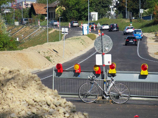 Der Wall an der Nordseite der  fertigg...ten B34 neu ist bis zu 1,8 Meter hoch.  | Foto: Elena Borchers