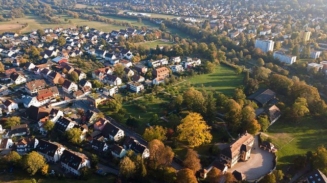 Das Drohnenfoto zeigt rechts oberhalb ...hann-Jakob-Fechter und Hirschenhofweg.  | Foto: Michael Saurer