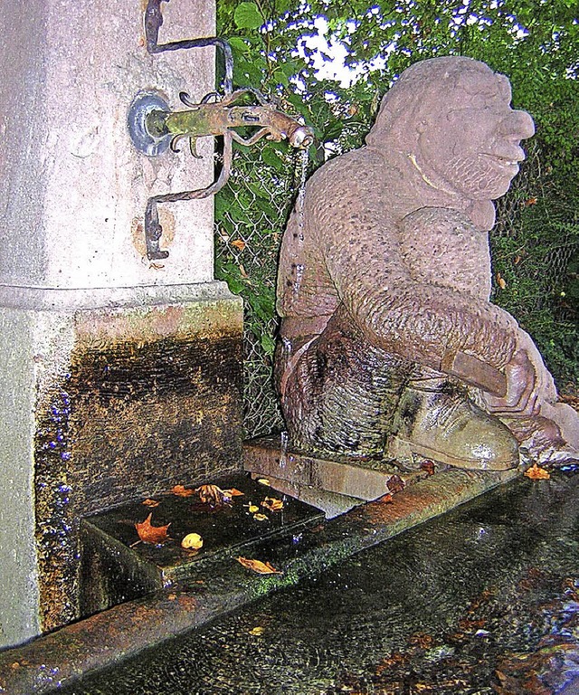 Was denkt wohl der steinerne Brunnenputzer ber die neue  Nachbarschaft?  | Foto: Gerhard Walser