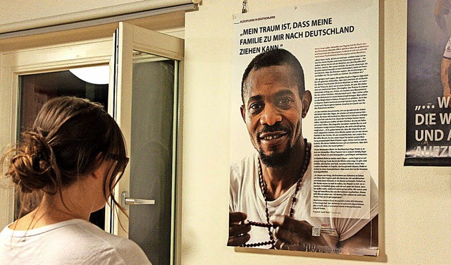 Besucherin vor einem Plakat in der Ausstellung im Roten Haus.   | Foto: ZVG