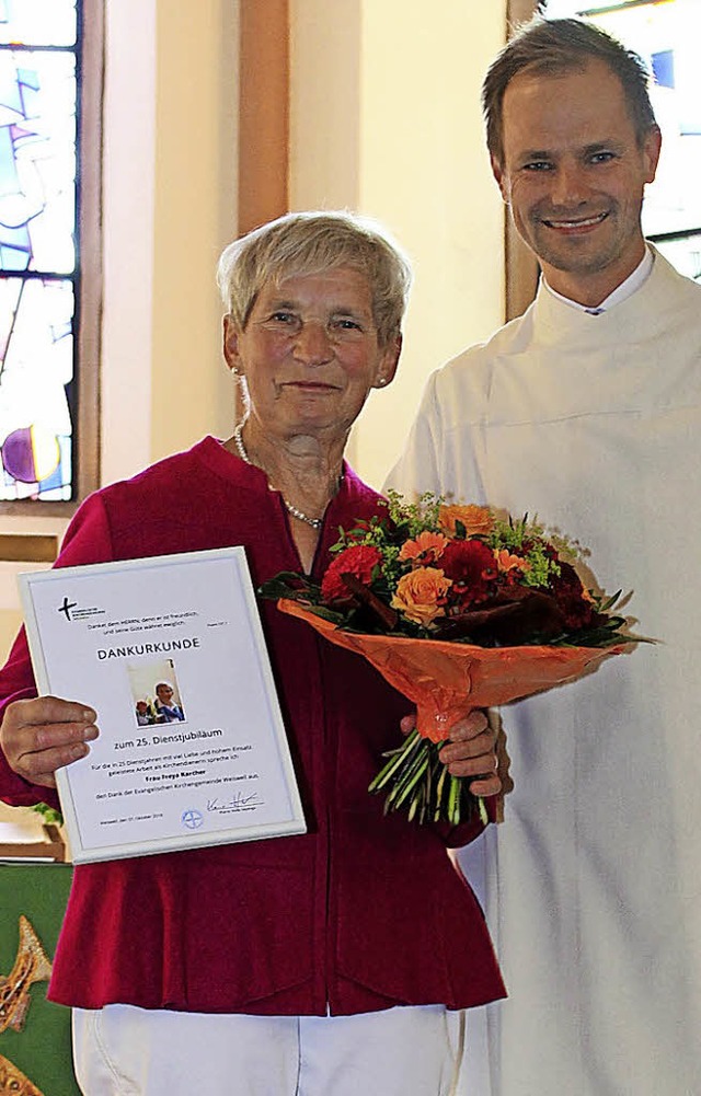 Fr 25 Jahre Einsatz als Kirchendienerin dankte Pfarrer Heyenga Freya Karcher.   | Foto: Ev.Kirchengemeinde