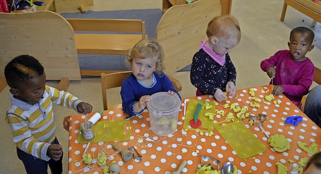 Die Kleinkindgruppe im Kindergarten Rtenbach beim kneten.   | Foto: Liane Schilling