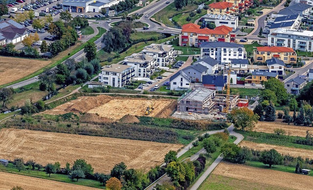 Supperten I  mit dem Kita-Neubau (rech...r als sozialer Wohnungsbau entstehen.   | Foto: Luftbild: Martin Bildstein