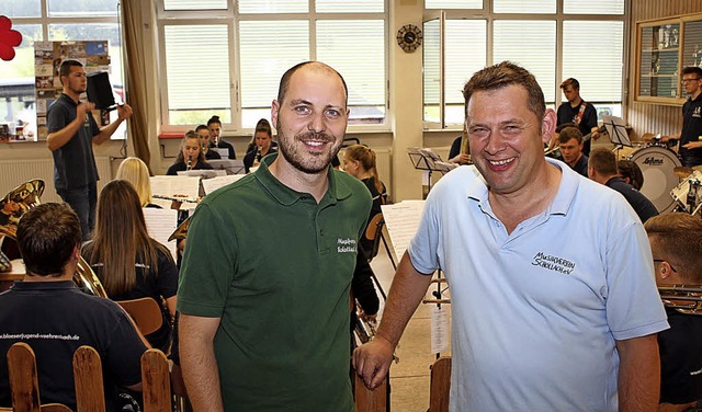 Janik Fischer und Markus Kleiser, im H...ch beim Erntedankfest im Brgersaal.    | Foto: GERT BRICHTA